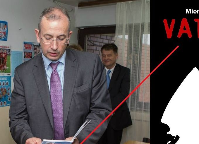 Девенпорт са збирком поезије Миомира Дејановића МиДеја у врањској ОШ 